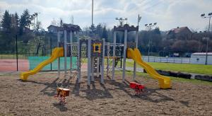 Město pořídilo na sportoviště u koupaliště novou herní sestavu pro děti