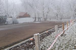 Za hřbitovem se opravuje hřiště nejen pro starší dětí