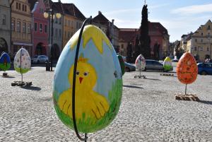 Obří velikonoční vejce zdobí náměstí Svobody