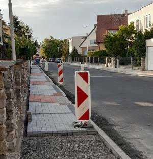 V ulici J. Vrchlického budou nové chodníky i vozovka