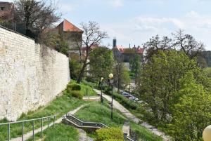 Procházková trasa pod hradbami