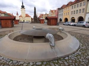 Kašnu na náměstí Svobody poničil neznámý pachatel