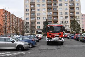 Test s hasičským autem ukázal, kde vadí parkující auta na sídlištích