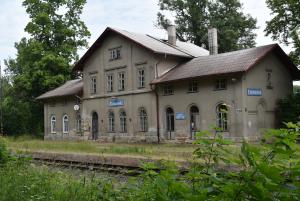 Nádraží v Trnovanech by mohlo sloužit ke vstupu turistů do chmelařské krajiny